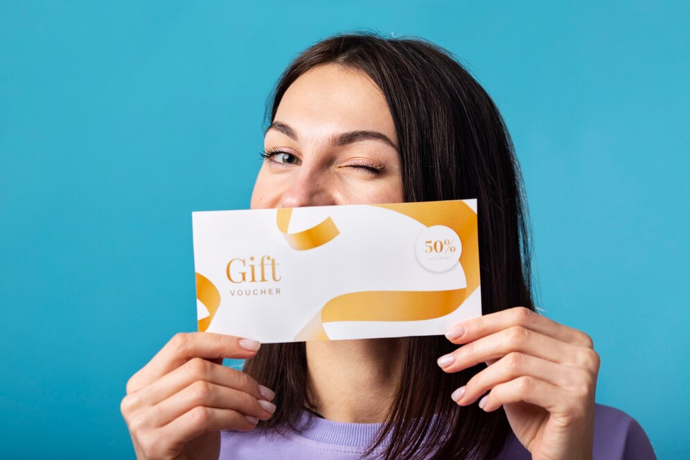 Uma mulher branca tampando o rosto com um gift card corporativo